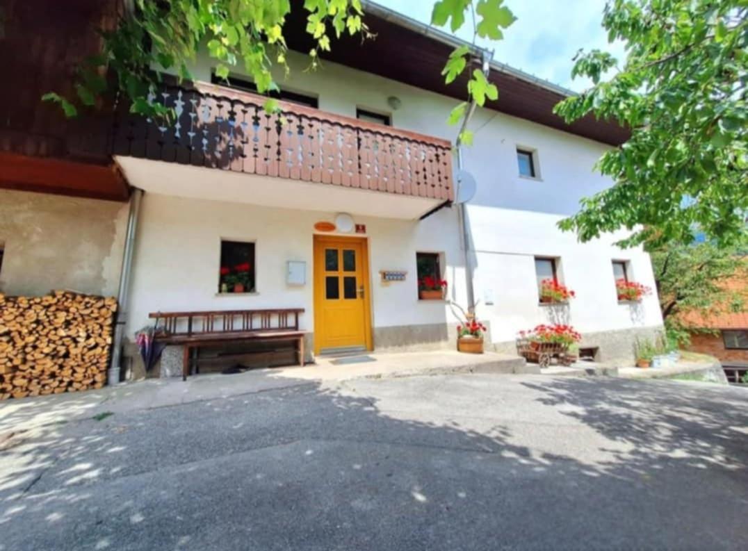 Pr' Hribar Nastanitev v družini Zgornje Gorje